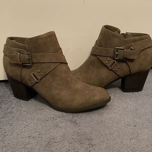 Like New ✨👢 Size 9W Ankle Boot with 2.5” Heel